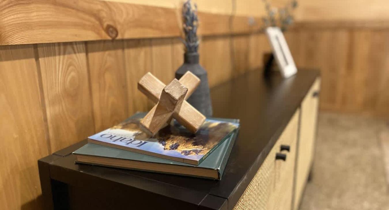 Small decor located throughout the cabin.