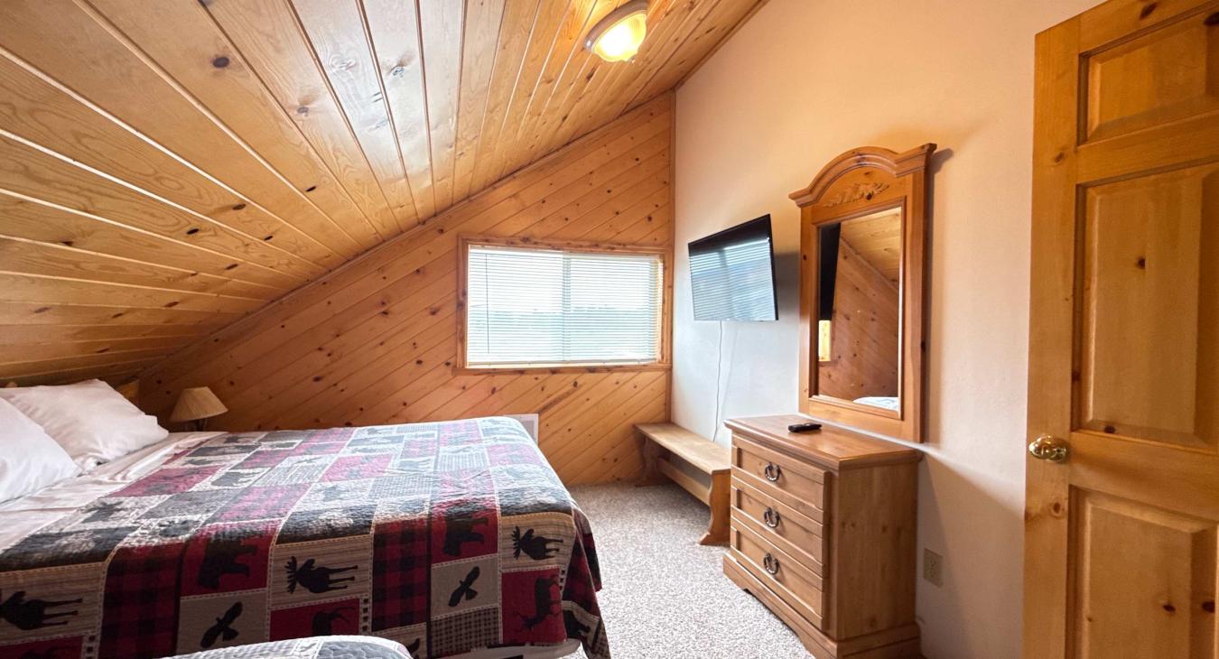40 MI to YNP | Creek Views | Hidden Creek Cabin