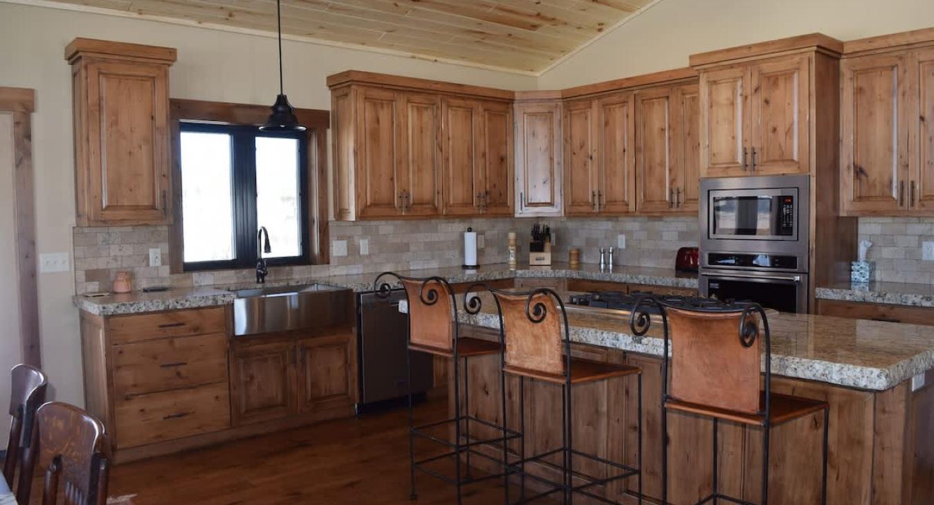 Very open kitchen equipped with stainless steel appliances.