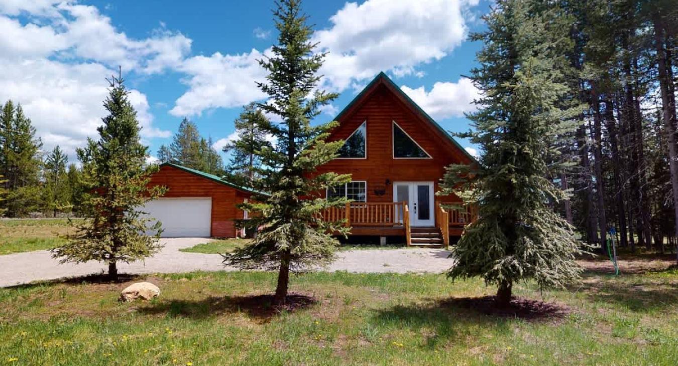 Beautiful log cabin near Big Springs.