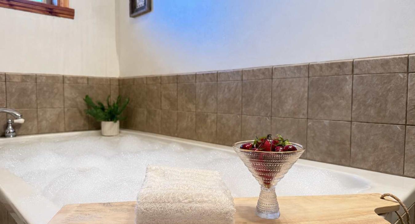 23MilesTo YNP | Private Hot Tub | Golf Course View