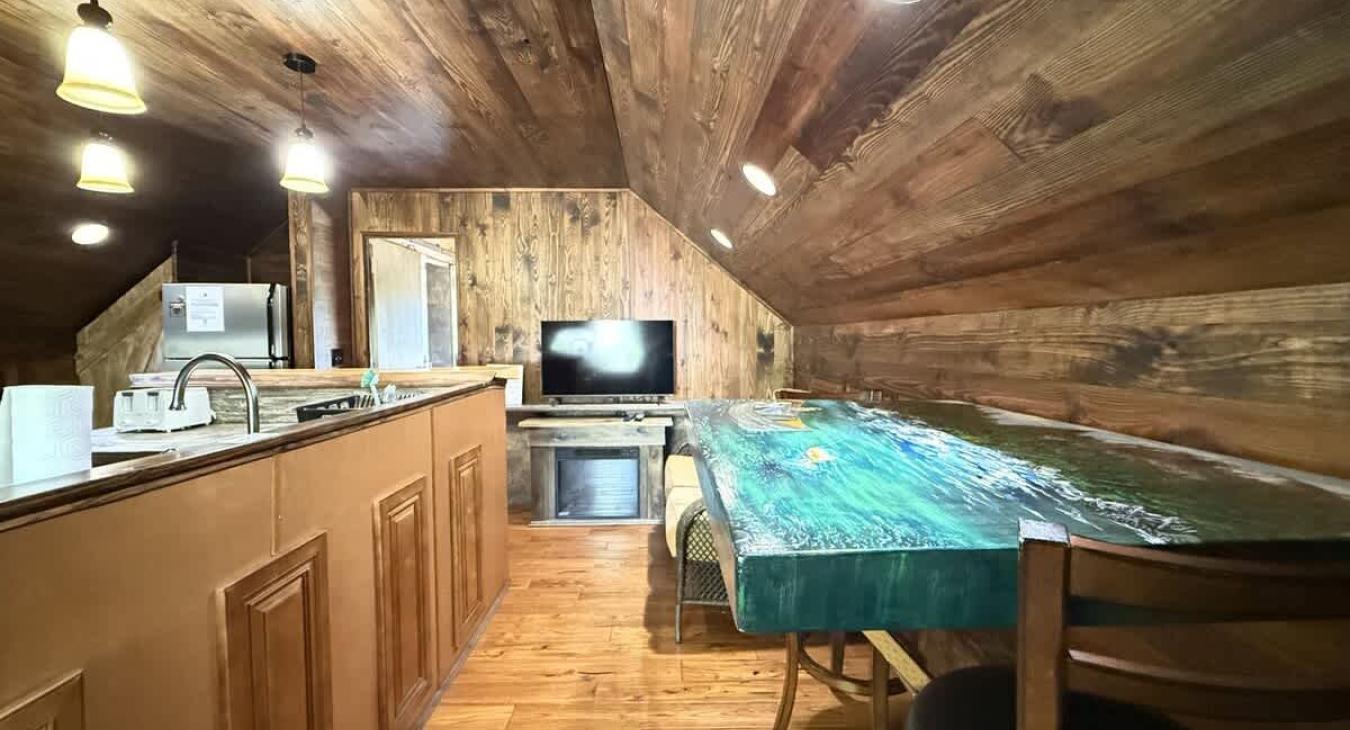 Upstairs a dining table and kitchen to enjoy during your stay.