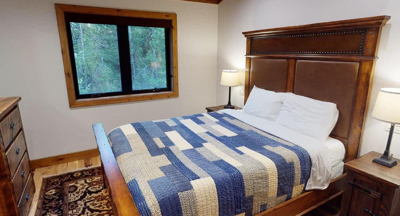 First bedrooms queen sized bed.