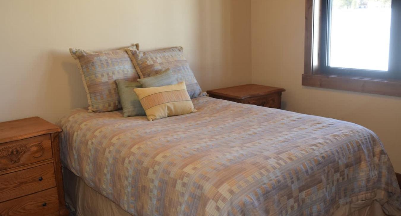 2nd bedroom with a Queen size bed.