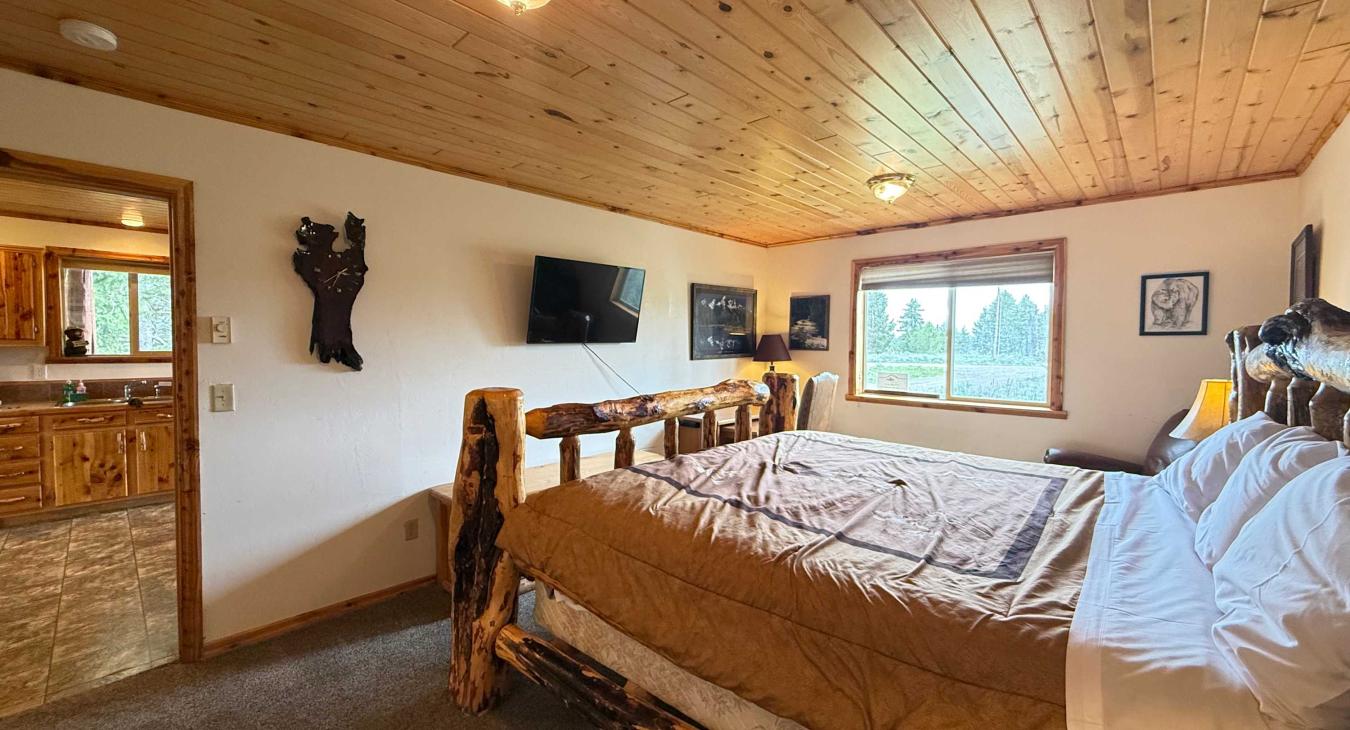 40 MI to YNP | Creek Views | Hidden Creek Cabin