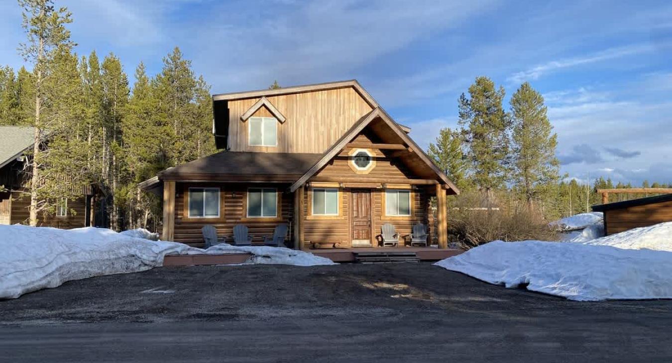 Long driveway for all your vehicles.