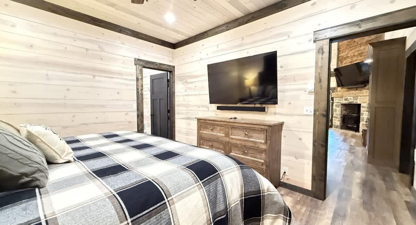 Inviting Master king bed waiting for you to cozy up and have the best night sleep.