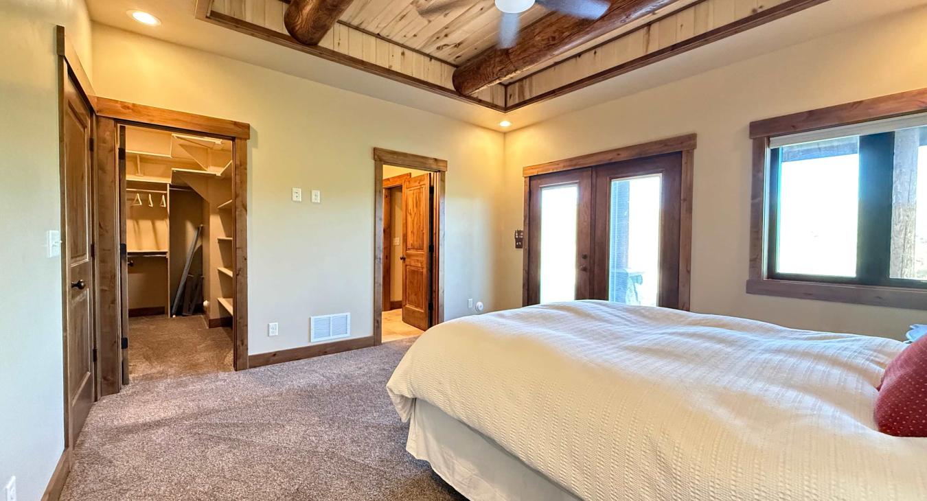 Cozy Cabin | 20 MI to YNP | Walk to Henry’s Lake
