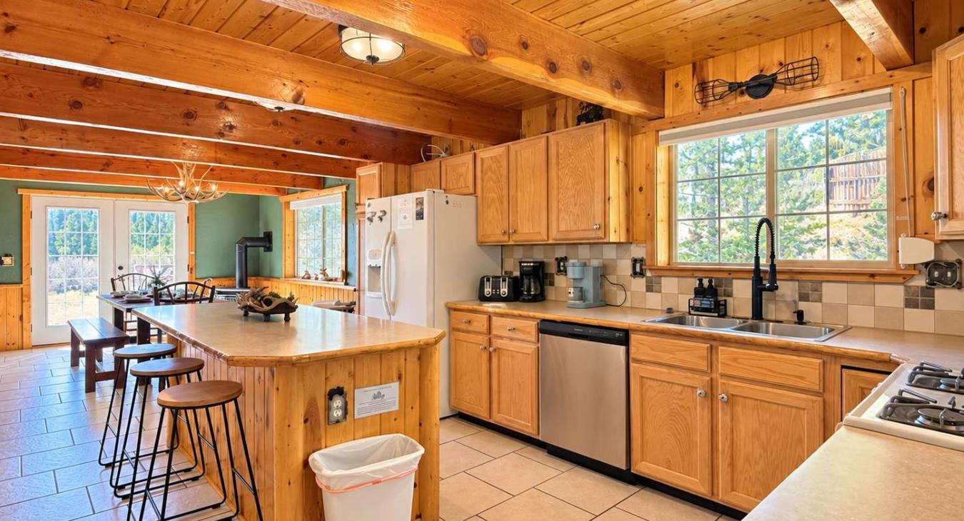 Open kitchen to the dining room.