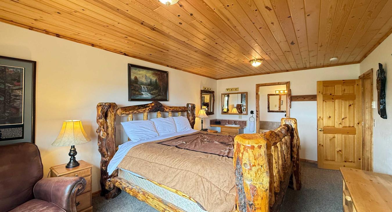 40 MI to YNP | Creek Views | Hidden Creek Cabin