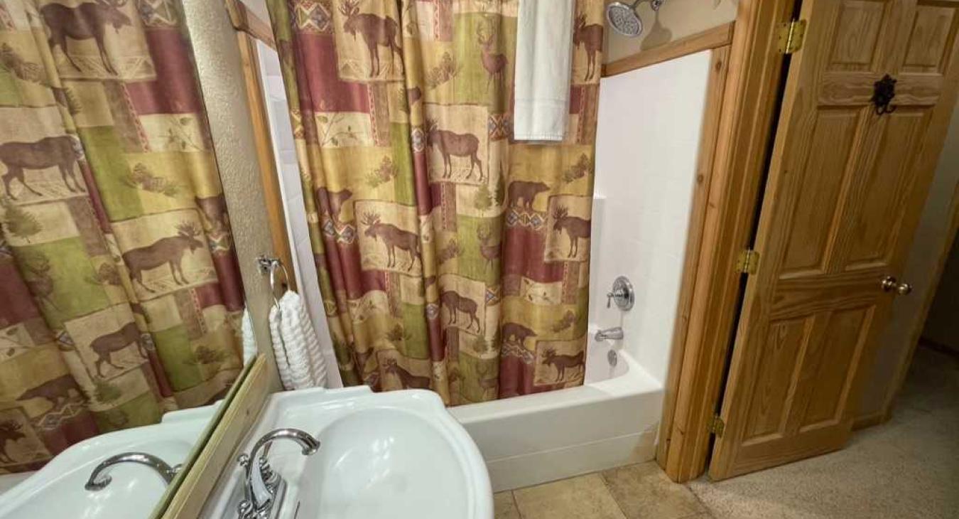 19 Guests | Hot Tub | Fire Pit | 32 Miles YNP