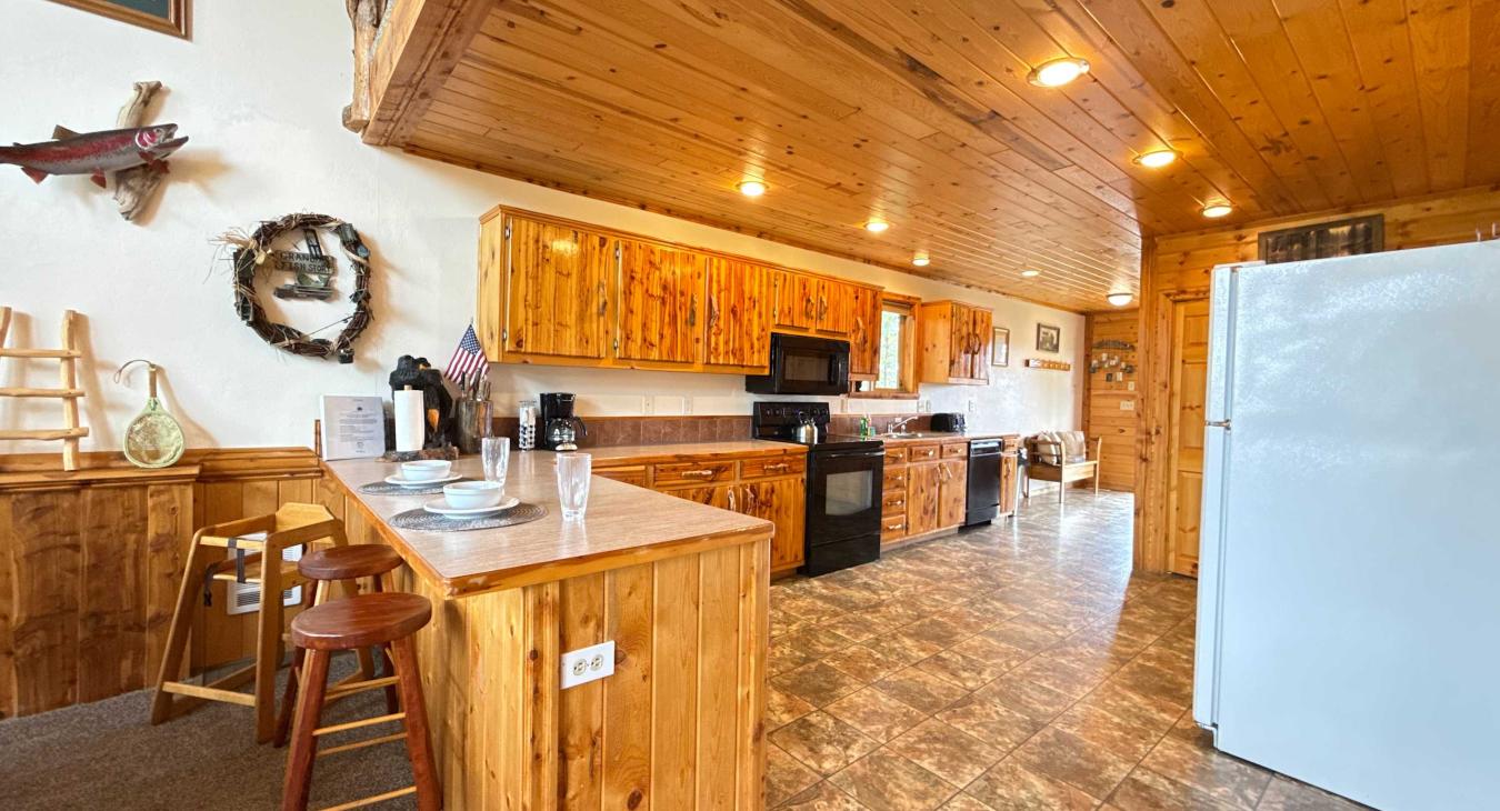 40 MI to YNP | Creek Views | Hidden Creek Cabin