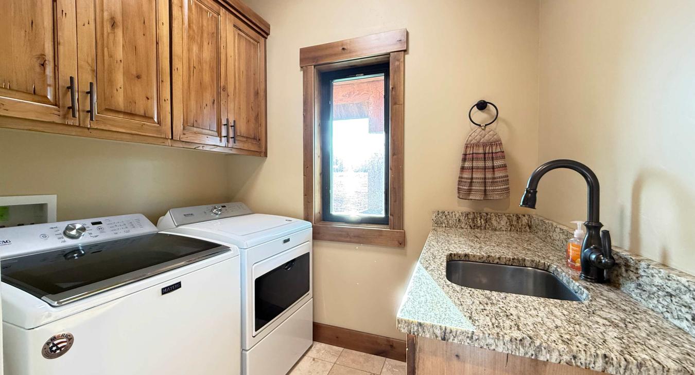 Cozy Cabin | 20 MI to YNP | Walk to Henry’s Lake