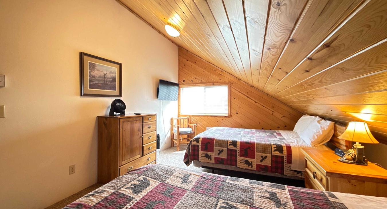 40 MI to YNP | Creek Views | Hidden Creek Cabin