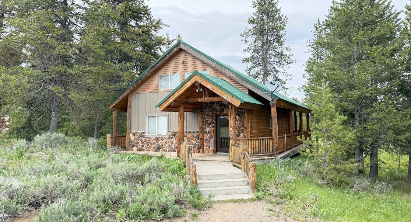 40 MI to YNP | Creek Views | Hidden Creek Cabin