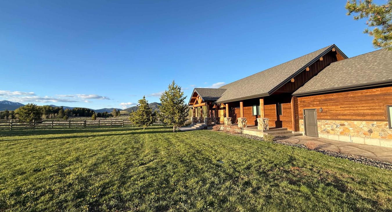 Cozy Cabin | 20 MI to YNP | Walk to Henry’s Lake