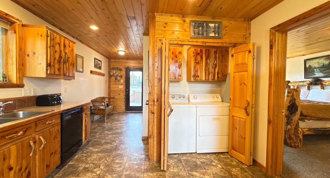 40 MI to YNP | Creek Views | Hidden Creek Cabin