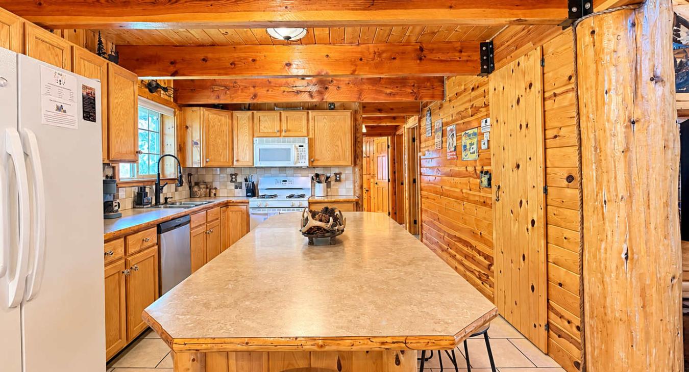 Long Island in the Kitchen to seat 4 guests.