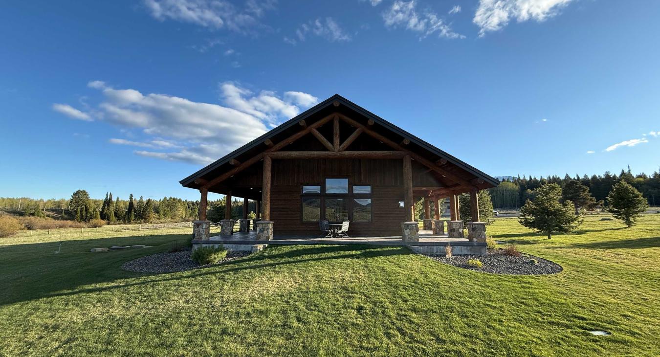 Cozy Cabin | 20 MI to YNP | Walk to Henry’s Lake