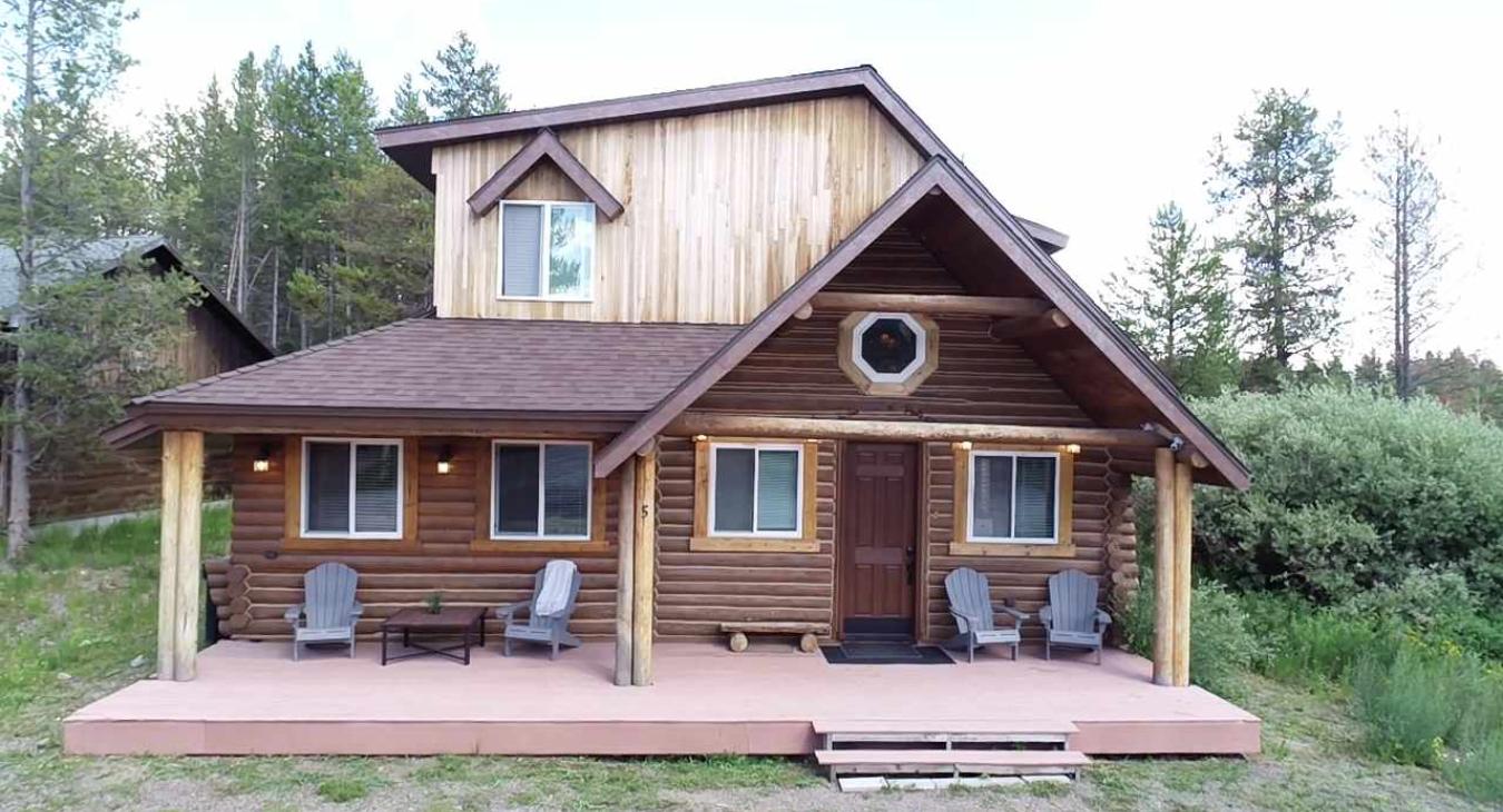 Welcome to Macks Inn Cabin! This magnificent, authentic log home boasts a beautiful classic design and an inviting front porch nestled in nature.