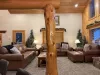 Accents of wood are mixed in the cabin to mix rustic charm and modern elegance.