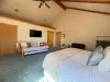 King master bedroom with futon.